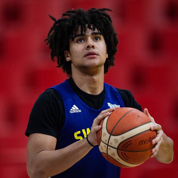 SVT erfar att baskettalangen Elliot Cadeau kommer att göra landslagsdebut i VM-kvalet mot Tyskland den 24 februari. Matchen sänds i SVT.
