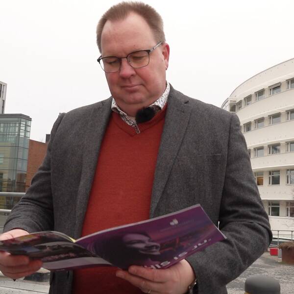 Robert Gunnarsson, vicerektor för utbildning på Högskolan i Jönköping, kollar i en utbildningskatalog.