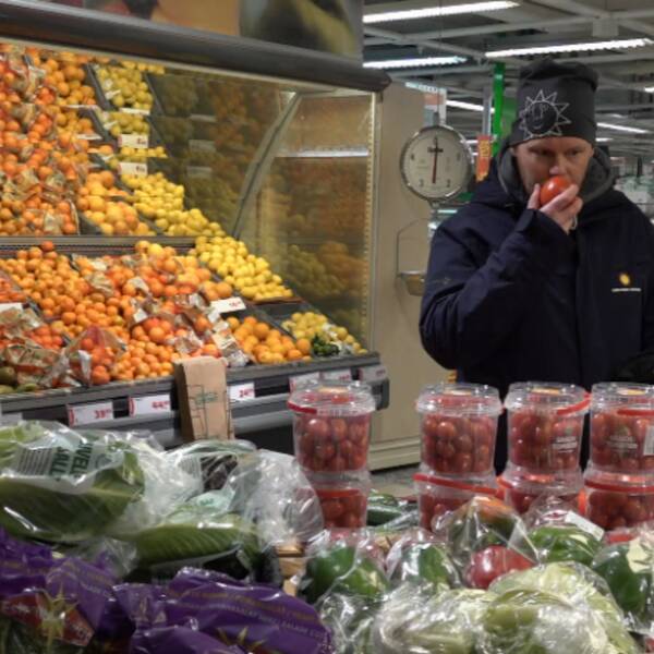 Andreas Stolpe från Karlstad luktar på tomat i grönsaksdisken i en mataffär.