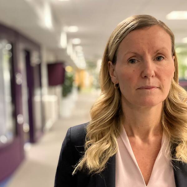 Linda Larsson, avdelningschef Individ och familjeomsorgen i Skellefteå står i ett kontorslandskap.