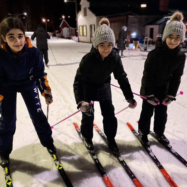 Tre av deltagarna som fastnat för längdskidor: Lareen Alkabra och Negin och Jasmine Raufi.