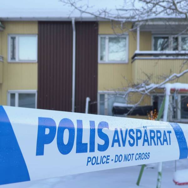 En bild på ett hyreshus på Hertsön i Luleå och ett  av polisens avspärrnigsband.