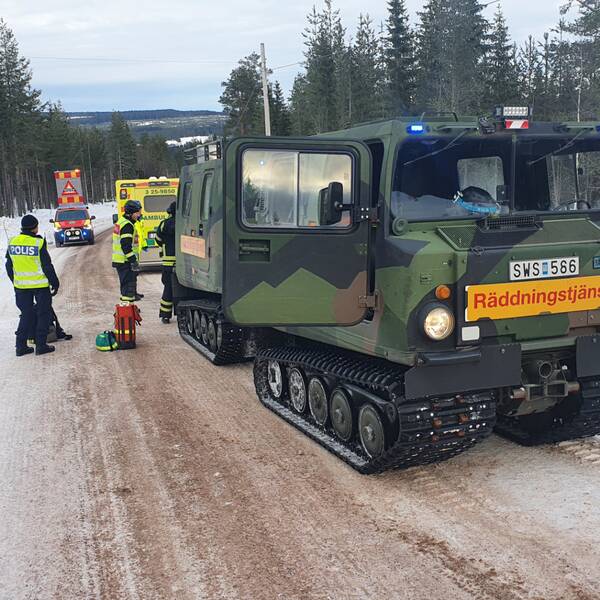 räddningstjänstens bandvagn på vinterbilväg
