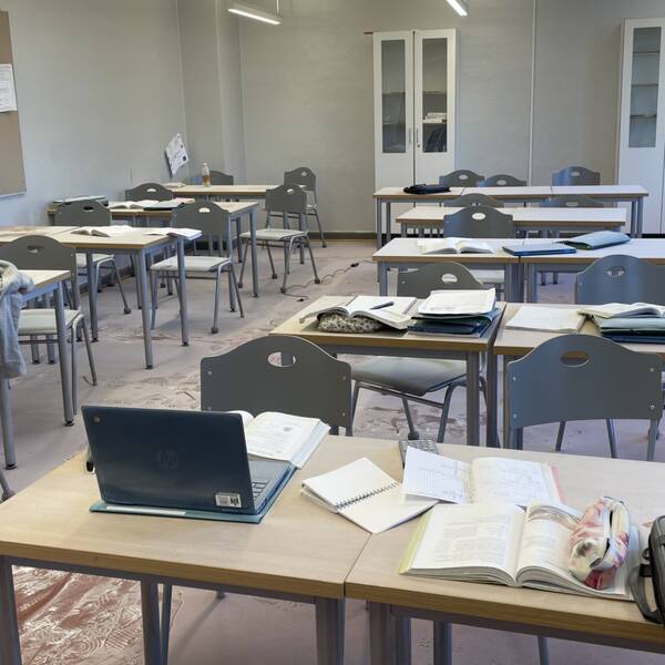 En maskerad person tog sig in i ett klassrum på Bergaskolan i Malmö på fredagen. Personen sprutade ner en lärare och hela klassrummet med en pulverbrandsläckare mitt under pågående lektion.