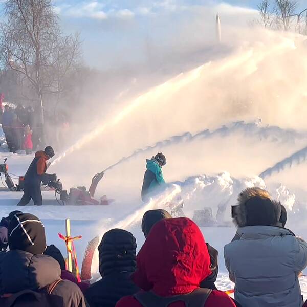 Snöfestivalen pågår för fullt mitt i Kirunas statskärna sedan i onsdags. En poppis aktivitet är snöslungeracet.