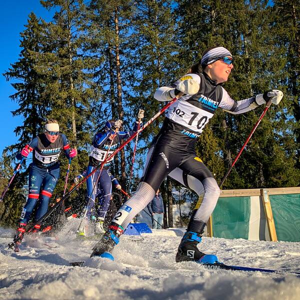 Skidåkare sladdar genom en kurva under ett sprintlopp i Högbo.