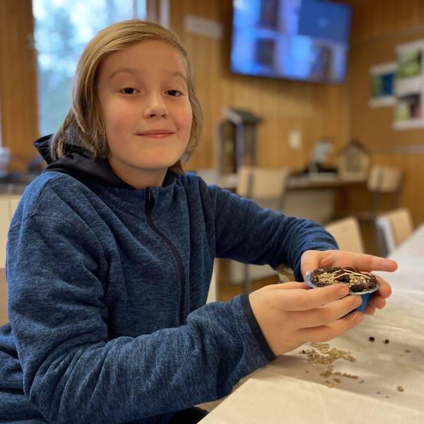 Elvar Holmstrand, 10 år, håller i sin egengjorda fågelmuffins.