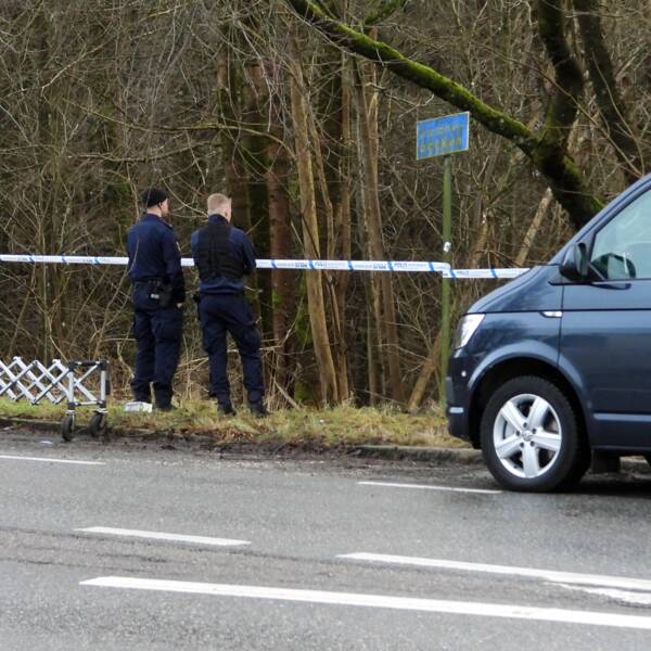 Bil och poliser står vid en skog, polisen har spärrat av ett stort område. Misstänkt mord i Agnesberg, angered, göteborg