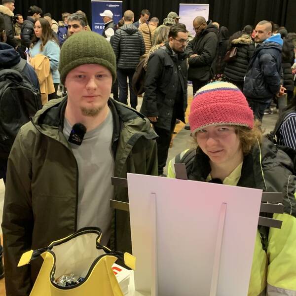 Albin och Rebecka Eriksson på jobbsökarmässa på Arlanda.