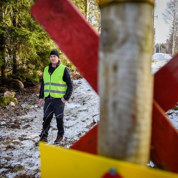 Johan Berntsson, ordförande i Gävle skoterklubb, står på en skoterled med minimalt snötäcke.