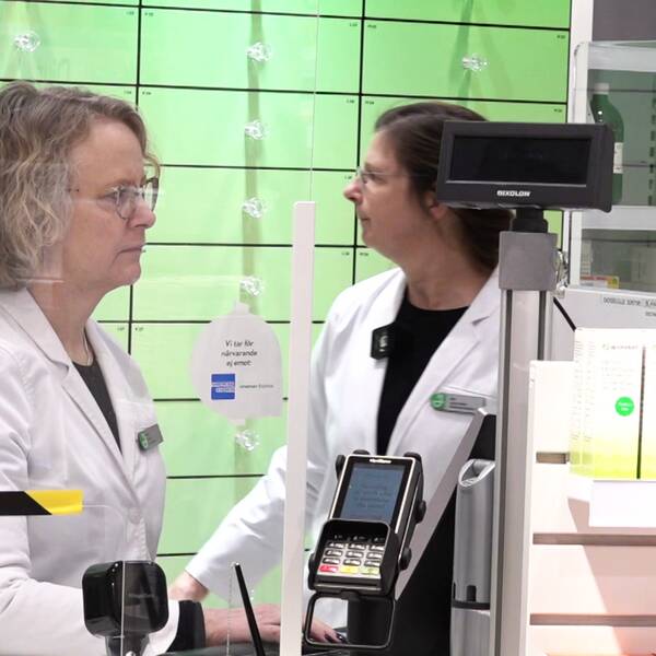 Två kvinnor som jobbar på ett apotek i Umeå stor bakom disken.