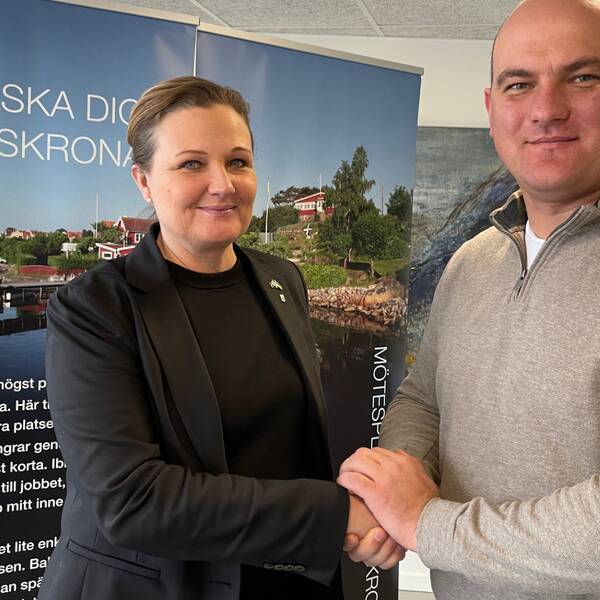 Emma Swahn Nilsson (M), Chortkivs borgmästare Volodomyr Shmatko skakar hand i Karlskrona kommunhus.