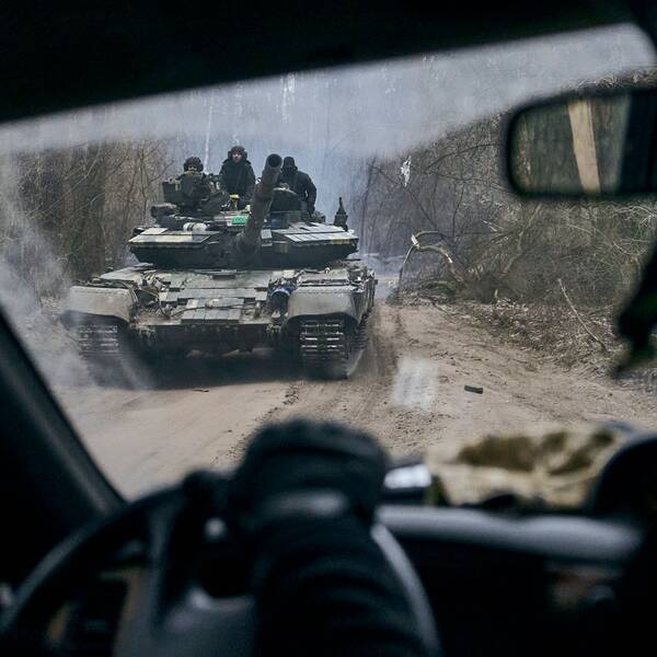 En stridsvagn från den ukraniska sidan sett genom ett bilfönster nära fronten i Kremenna i Luhansk.
