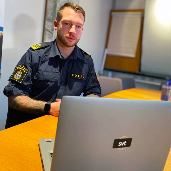 Emil Jansson, gruppchef på polisens utredningsenhet i Västmanland sitter framför en dator.