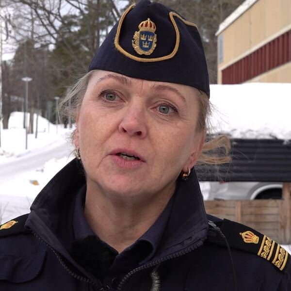 Maria Könberg, kommunpolis i Östersund berättar om de senaste katalysatorstölderna. På bilden ser man Maria Könberg stå utomhus iklädd polisuniform.