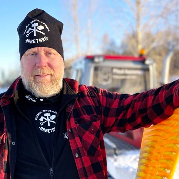 Ulf Forsberg framför pistmaskinen på Grisberget i Piteå.