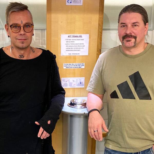 Stödassistenterna Morgan Larsson och Magnus Nilsson Mäki stgår i rökrutan på akutboendet för hemlösa i Luleå.