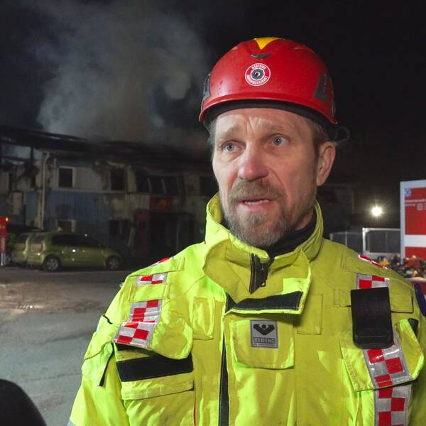 Stefan Pöllä, räddningsledare, framför industrilokal i brand på Brynäs.