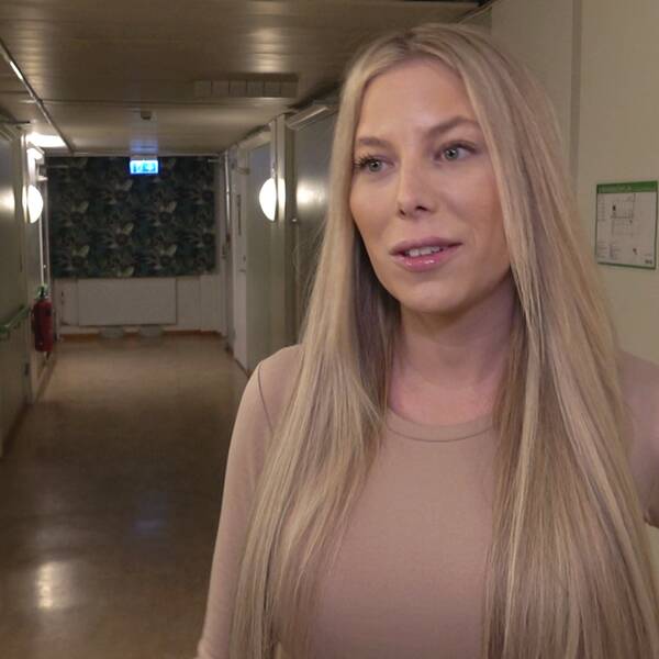 Madeleine Johansson, enhetschef på akutboendet i Luleå, i ett av rummen samt en bild på entrén.