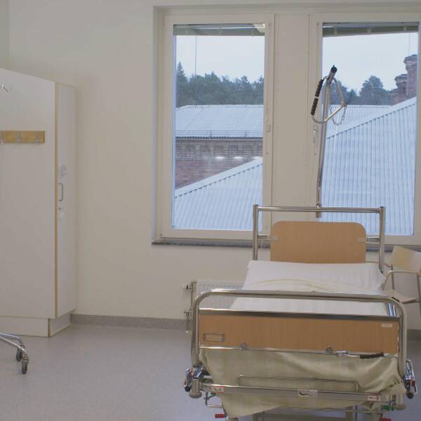 Tom obäddad sjukhussäng i ett kalt och öde patientrum