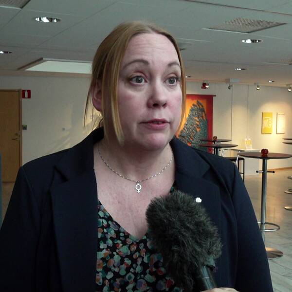 I lobbyn i regionhuset står Camilla Friberg (S) och blickar in i reportens ögon.