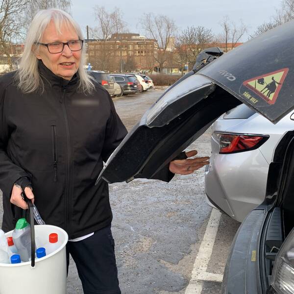 Gittan Gren lastar in städhinken i i bilen