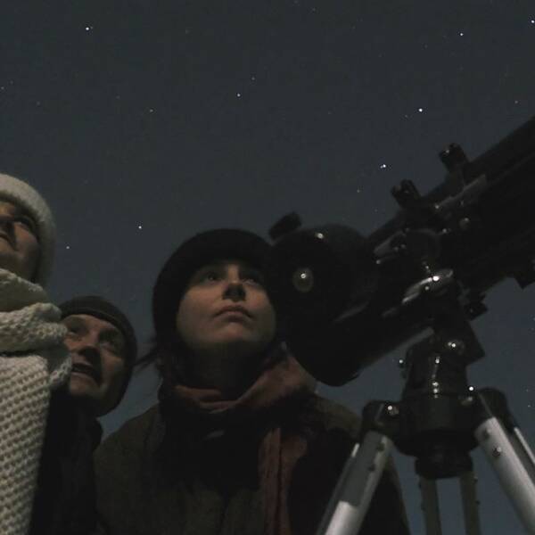 Tre personer står bakom en stjärnkikare, det är stjärnor på himlen. till vänster står det 3, 2, 1