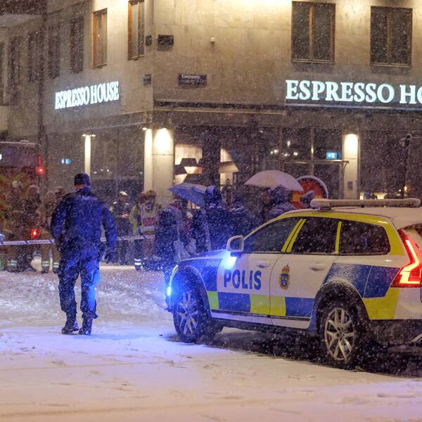 En polisbil på avenyn i Göteborg.