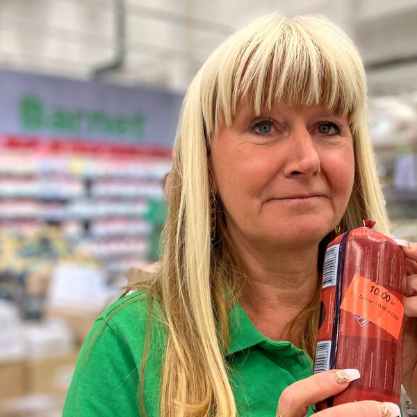 Stormarknadschef Susanne Rindelöv håller i en matvara nedsatt på grund av kort datum.