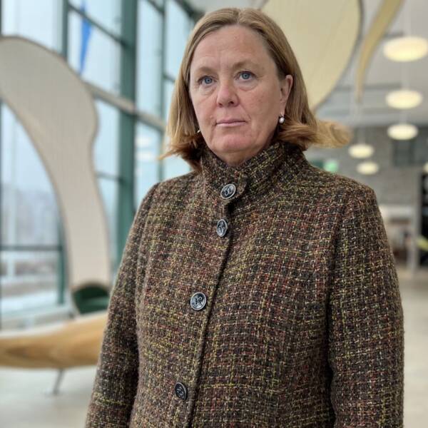 Charlotte Olsson, utbildningschef grundskola i Jönköpings kommun, står i stadshuset i Huskvarna och kollar allvarligt in i strax över kameran.