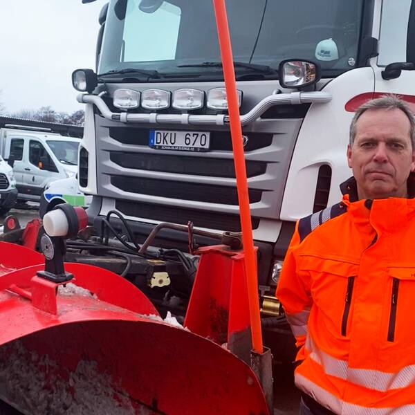 Ola Svensson står framför en plogbil och tittar in i kameran.