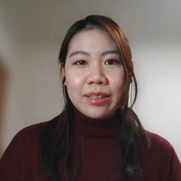 Mei Azakuma i långt brunt hår och vinröd tröja