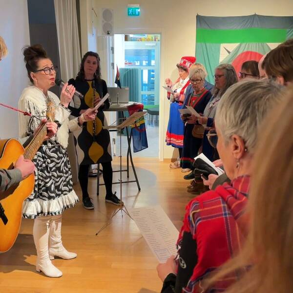Marit Olesdatter Hætta sjunger den samiska nationalsången på biblioteket i Örnsköldsvik.
