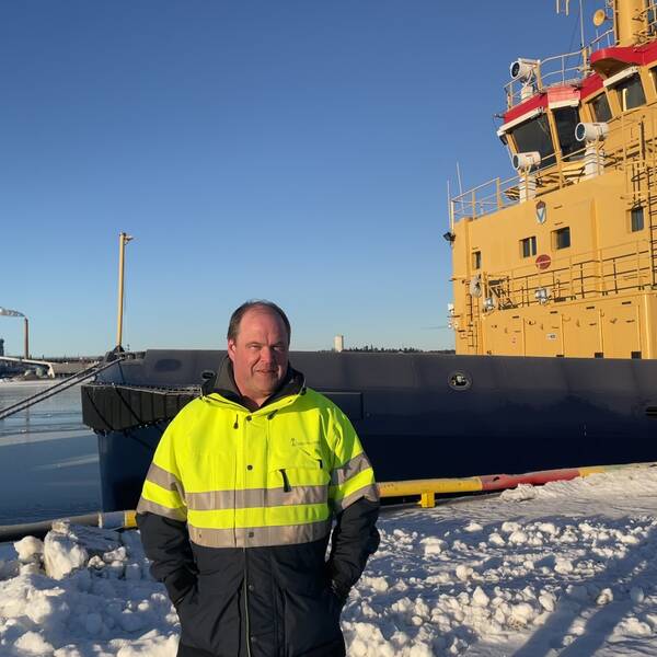 Isbrytare hamn öppet vatten blå himmel