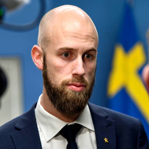 Carl-Oskar Bohlin, minister för civilt försvar, svarar på frågor om den amerikanska varningen om ett ökat terrorhot gentemot Sverige.