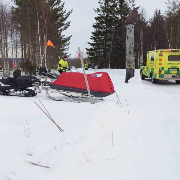 skotrar vid Sälenfjällen och en ambulans