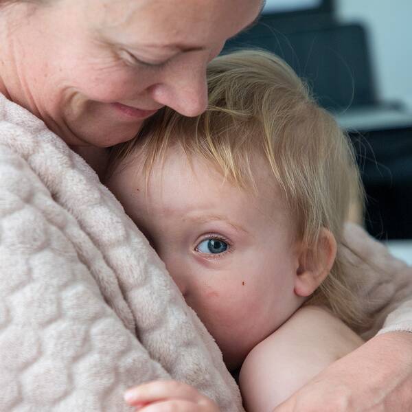 En mamma med barn.