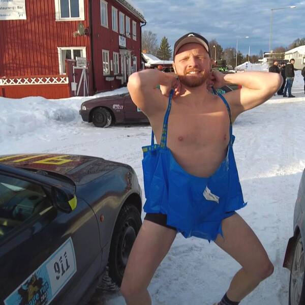en man iklädd endast ikeakasse