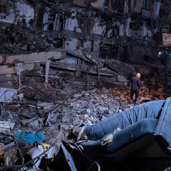 En man undersöker en förstörd byggnad i Diyarbakir i Turkiet. 