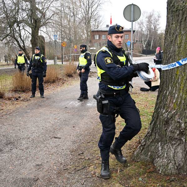 Poliser utanför Turkiets ambassad i Stockholm. Bild från slutet av januari. 