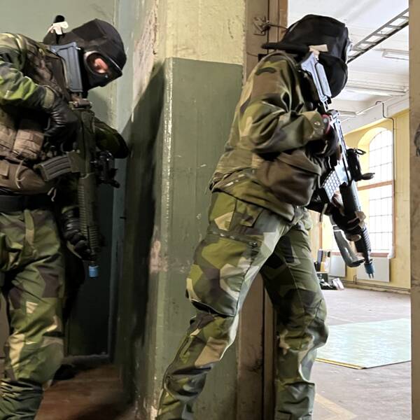 Soldater som utbildas till specialistofficer och reservofficer vid Fältarbetsskolan på Eksjö garnison står samlade på bruket i Norrahammar.