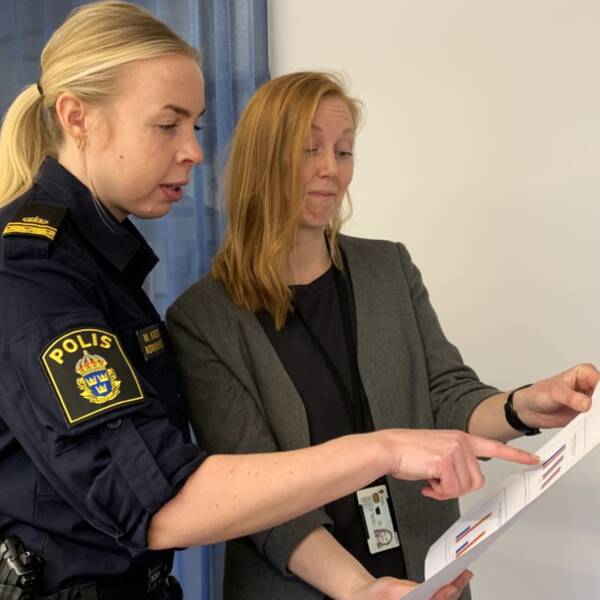 Maja Karlsson, kommunpolis södra vätterbygden, och Elin Undevall, samordnare på länsstyrelsen i Jönköpings län, analyserar resultatet av narkotikamätningen. De tittar på en tabell ihop.