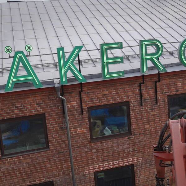 Den gröna Läkerol-skylten lyser.