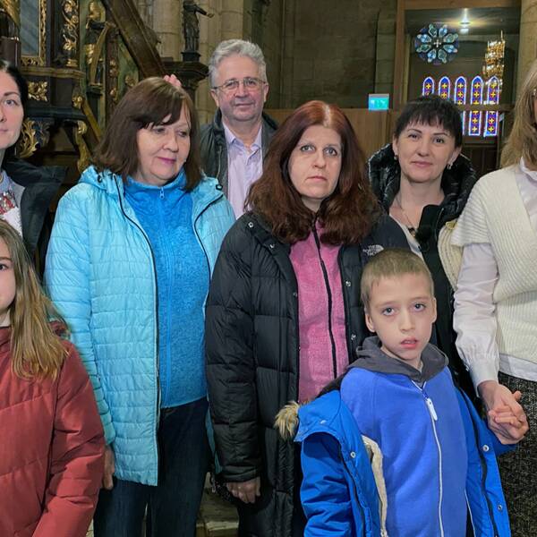 Michael och Helena Broshko tillsammans sex ukrainska gudtjänstbesökare i Skara domkyrka