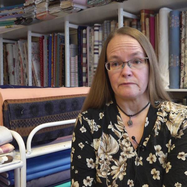 Annica Henelund, sitter inne i sin tygbutik i Kiruna.