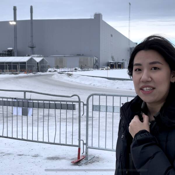 Batterifabrik i vinterlandskap