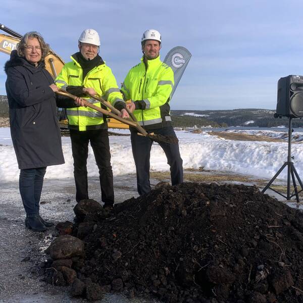 Det första spadtaget av den nya fabriken i Köpmanholmen tas.