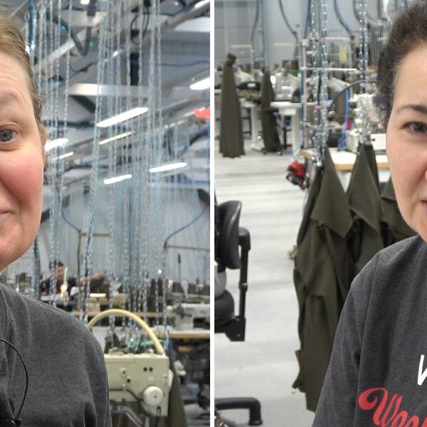 porträtt på två medelålders kvinnor inne på textilfabrik