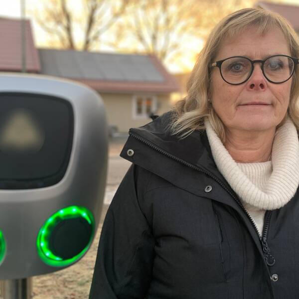 Eva Henebäck, vd Norabostäder. brevid en laddstolpe