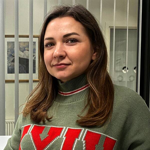Kateryna Rozenko. Hon har en grön tröja och befinner sig i ett kontor.